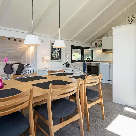 Three-bedroom Holiday In 21 *