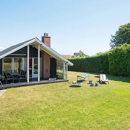 Three-bedroom Holiday In 21 *
